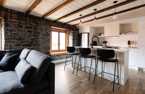 Old Montreal Apartment | Maison Place Royale - Suite Luxe 2 chambres