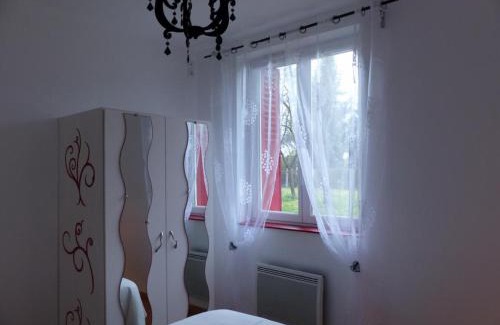 Poezat House | Maison rénovée avec cour privée, proche de Gannat, 3 chambres, animaux acceptés, équipements modernes. - FR-1-489-37