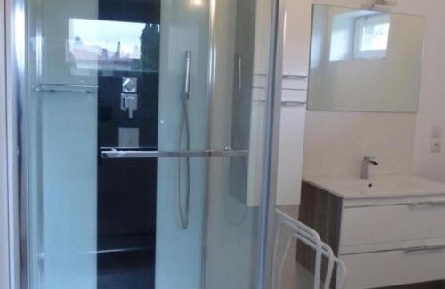 Poezat House | Maison rénovée avec cour privée, proche de Gannat, 3 chambres, animaux acceptés, équipements modernes. - FR-1-489-37