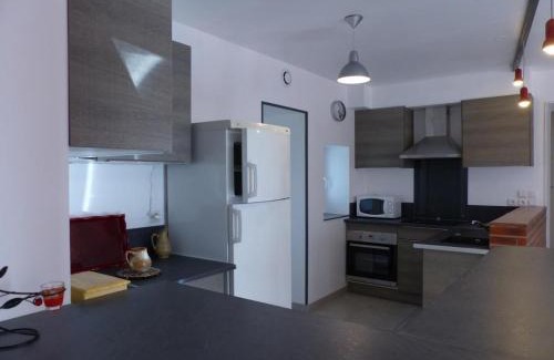 Poezat House | Maison rénovée avec cour privée, proche de Gannat, 3 chambres, animaux acceptés, équipements modernes. - FR-1-489-37