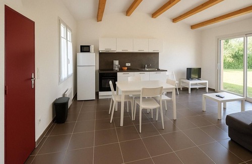 Port District House | MAISON ROUGE LE PONANT: IN A PEACEFUL NEIGHBORHOOD NEAR THE BEACH AND PORT