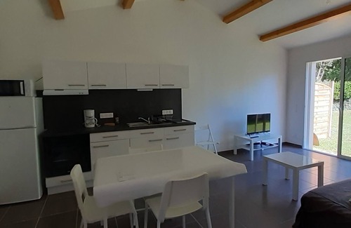Port District House | MAISON ROUGE LE PONANT: IN A PEACEFUL NEIGHBORHOOD NEAR THE BEACH AND PORT