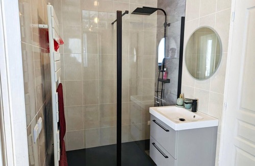 Lagord Cabin | Maisonnette Avec Jardin Jacuzzi et Piscine Dans un Quartier Résidentiel