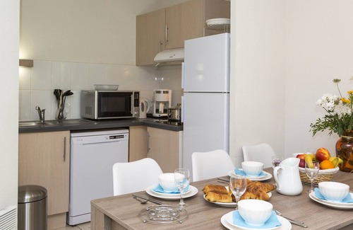Le Tronchet Condo | Maisonnette Charmante + Terrasse | Piscine + Sauna