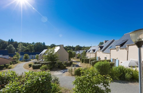 Le Tronchet Condo | Maisonnette Charmante + Terrasse | Piscine + Sauna