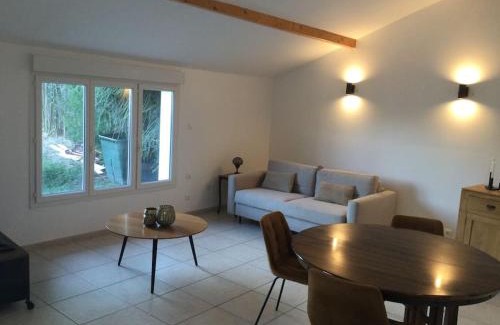 Dagneux Apartment | Maisonnette pour 4 pers piscine de mai à sept 2hrs par jour