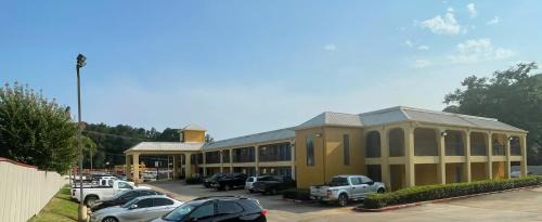 Longview Hotel | Majestic Inn