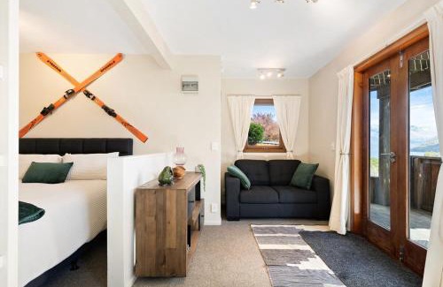 Sunshine Bay Apartment | Majestic Lakeview Studio