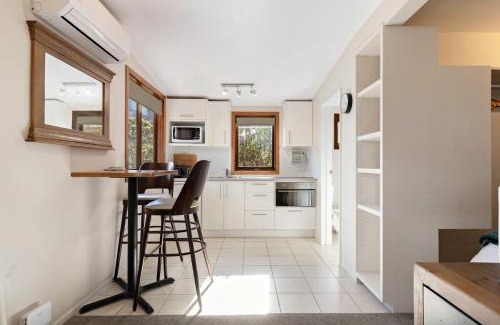 Sunshine Bay Apartment | Majestic Lakeview Studio