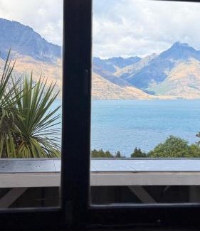 Sunshine Bay Apartment | Majestic Lakeview Studio