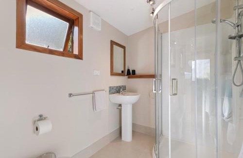Sunshine Bay Apartment | Majestic Lakeview Studio