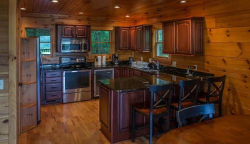 Butler House | Majestic Manor - Peaceful Modern Cabin Retreat Near Watauga Lake