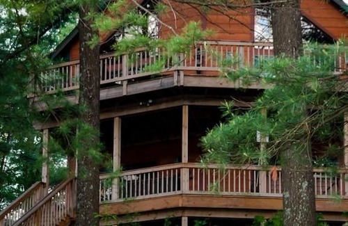 Redgranite House | Majestic Pines Lakeside Lodge