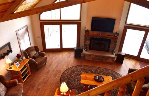 Redgranite House | Majestic Pines Lakeside Lodge