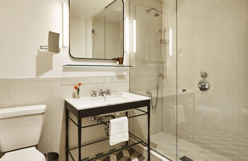 Hollywood House | Majestic Stay Offering Intimate Poolside Bar Ambiance in the Heart of Hollywood