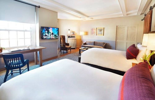 Hollywood House | Majestic Stay Offering Intimate Poolside Bar Ambiance in the Heart of Hollywood