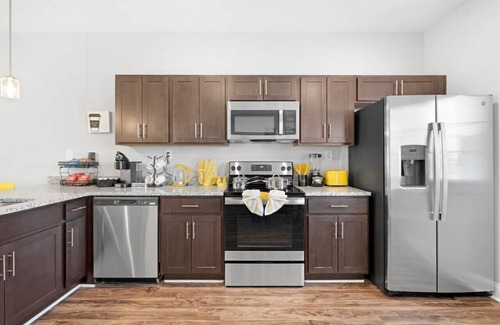 Clarksville Condo | Make Lemonade in luxury w/king bed & free parking