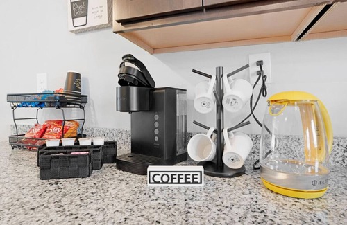Clarksville Condo | Make Lemonade in luxury w/king bed & free parking