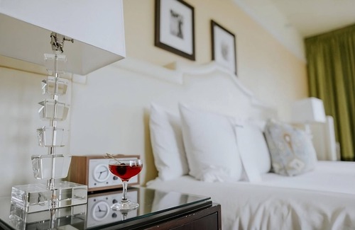 Goose Hollow Hotel | Make Your Trip More Enjoyable! 2 Comfortable Units, Pop-Up Cinema, Pets Allowed!