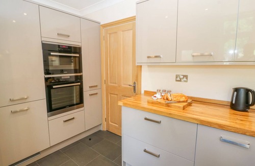 Church Fenton House | MALLARD COTTAGE, family friendly, with open fire in Church Fenton