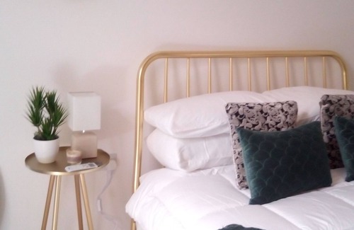 Luqa House | Malta Airport Accommodation: Squadron Base