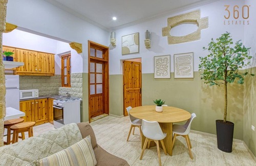 Senglea Apartment | Maltese Maisonette in Historic Isla with Sea Views