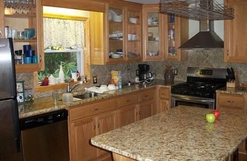 Jefferson Cottage | Mammaw's Lakefront Cabin bordering The Blue Ridge Parkway