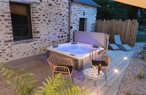 Saint-Ouen-des-Toits Apartment | Manaë - Country guest suite with private spa
