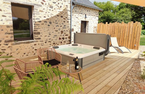 Saint-Ouen-des-Toits Apartment | Manaë - Country guest suite with private spa