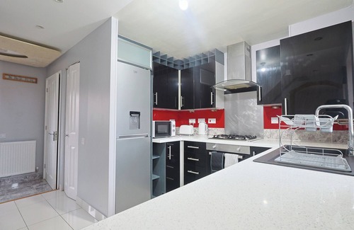 Levenshulme House | Manchester 3-Beds, Sleeps 6 with Onsite Parking