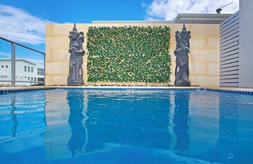 Wannanup House | Mandurah Family Holiday Home Outdoor Pool private Canal access Kayaking