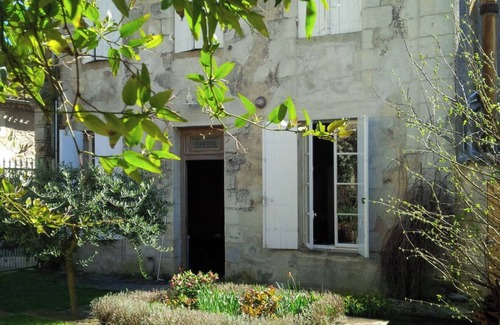 Vertheuil House | Manoir between wine and ocean, sleeps 6, village square in hamlet. Peace, nature.