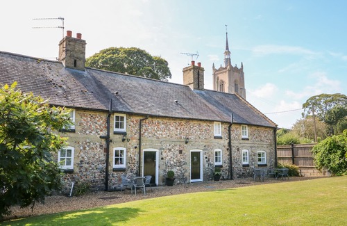 Swaffham Cottage | MANOR FARM COTTAGE, pet friendly, with a garden in Swaffham