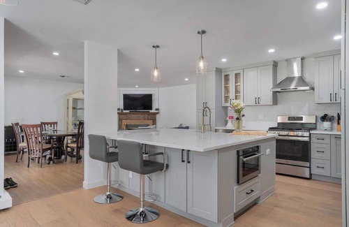 Manorville House | Manorville Escape: Fireplace, Fenced Backyard