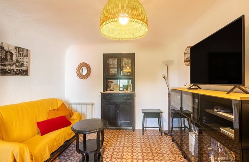 San Martin Sarroca Cottage | Mansion in St Martí with Vineyards & Garden
