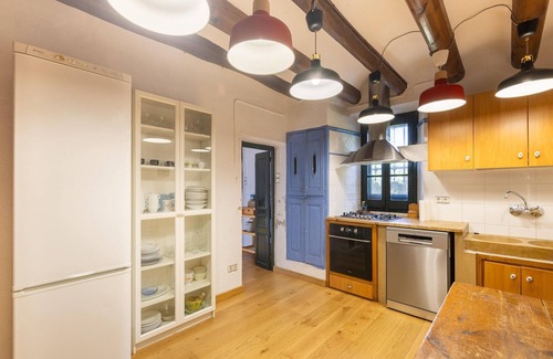 San Martin Sarroca Cottage | Mansion in St Martí with Vineyards & Garden