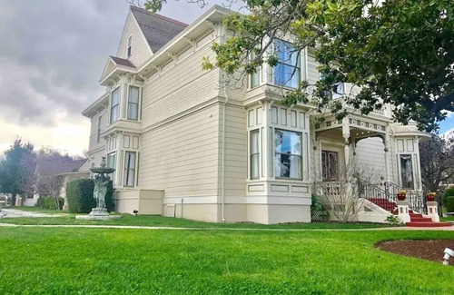 Salinas House | Mansion Pent house Near Monterey Carmel