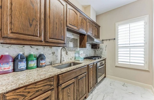 Forney House | Mansion W/Theater, Game Room, Hot Tub & More