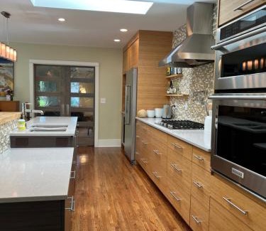 Martinez Park House | Maple Courtyard - Old Town with King Suite & Piano