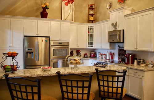 Tomball Bed & Breakfast | Maple Creek Bed & Breakfast-Whole House/Pool, 5+ acres, Wedding Venues Nearby