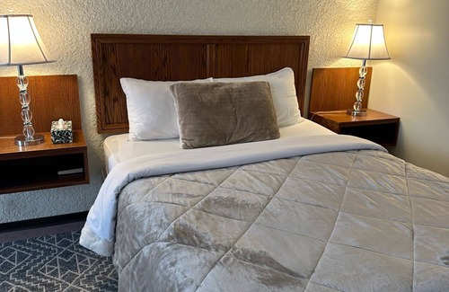 Maple Creek Hotel | Maple Creek Motor Inn