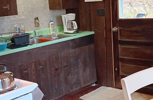 Attica Cabin | Maple Crest Cabin is a peaceful getaway from everyday life