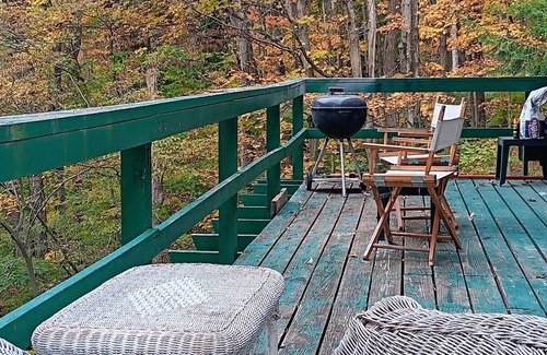 Attica Cabin | Maple Crest Cabin is a peaceful getaway from everyday life