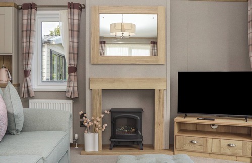 Teigngrace Cottage | MAPLE LODGE, pet friendly, country holiday cottage in Kingsteignton