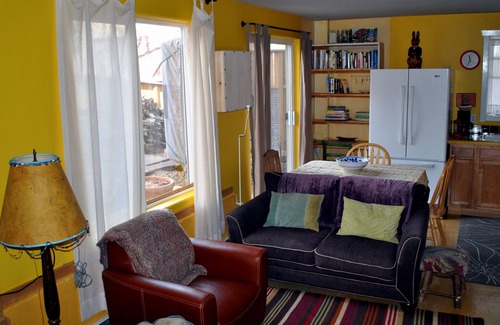 Newlands House | Mapleton Hill - Artists Colorful Apartment in Welcoming Home