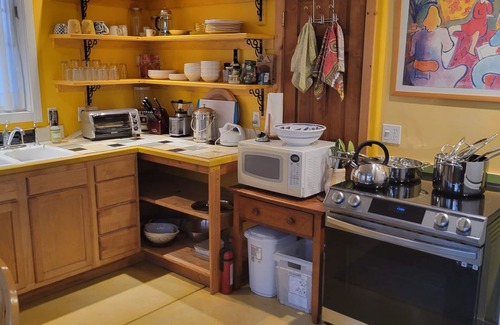Newlands House | Mapleton Hill - Artists Colorful Apartment in Welcoming Home