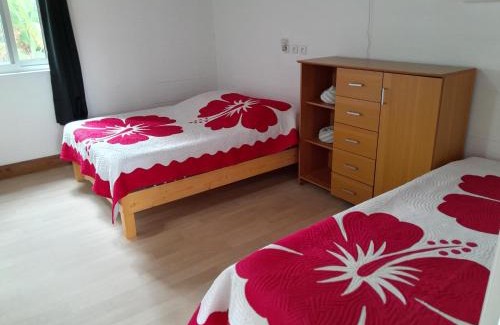 Tubuai Bed & Breakfast | Mara'ai le spot Tubuai Chambre triple Taahueia Deluxe SDB privée avec piscine