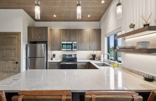 Grantsdale Cabin | Mara Luxury Cabin- Maple