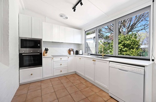 Orange House | March Townhouse - Central & Leafy, Pets Allowed