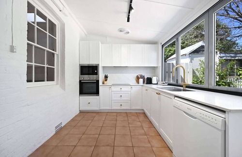 Orange House | March Townhouse - Central & Leafy, Pets Allowed